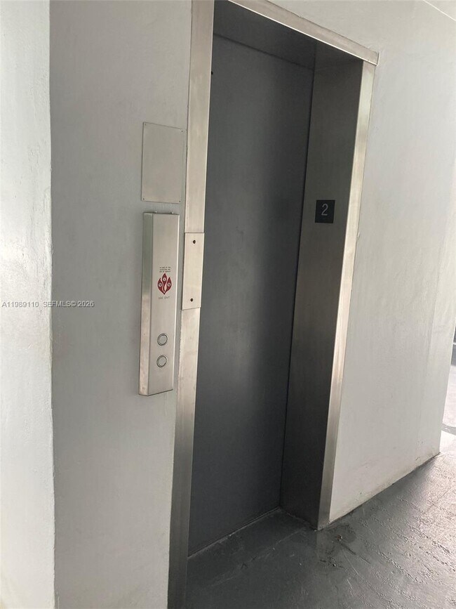 Building Photo - 611 NE 14th Ave