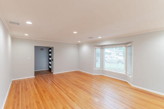 Building Photo - 640 E Valencia Ave