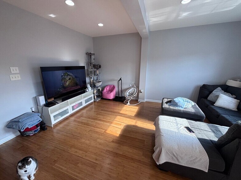 Building Photo - 322 Larose Dr