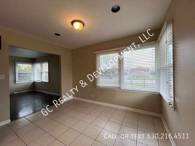 Building Photo - ***3 BDRM DETACHED HOME / 2 CAR GARAGE / R...