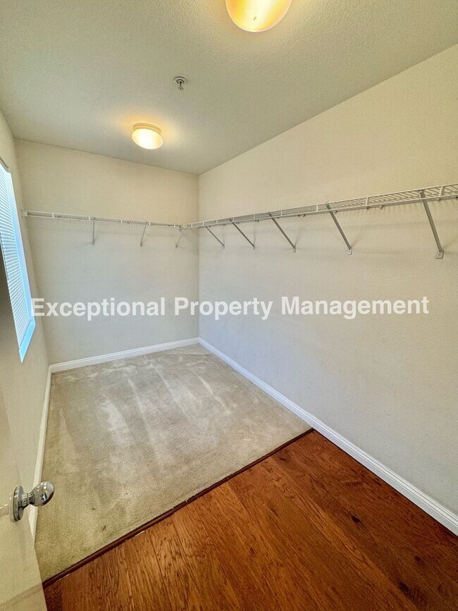 Building Photo - Beautiful Golf Course Home