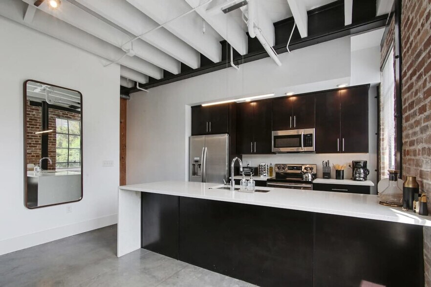 Building Photo - 822 Howard Ave