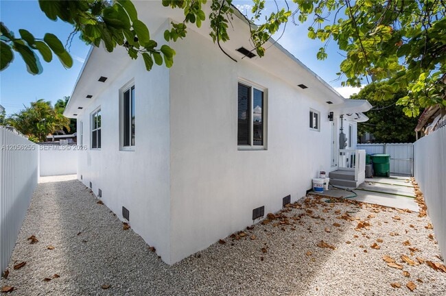 Building Photo - 2641 SW 29th Ct