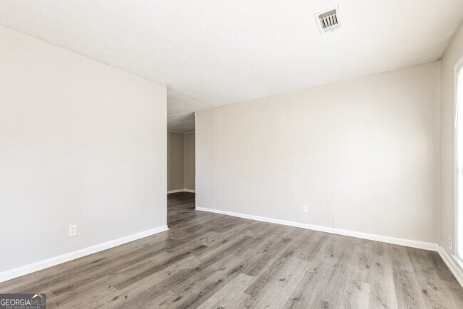 Building Photo - 494 Clara Dr