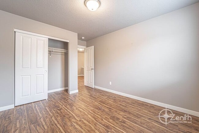 Building Photo - 5609 NE 74th Ct