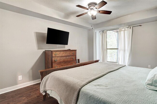 Building Photo - 8804 Mountain Ridge Dr