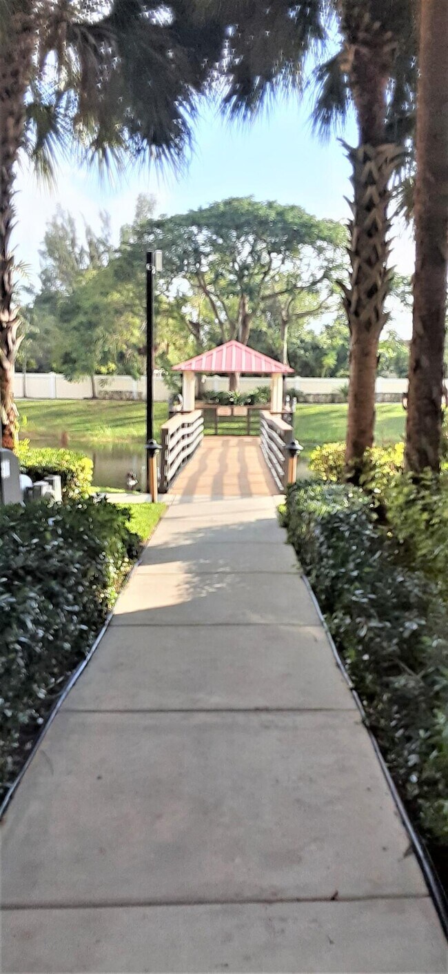 Building Photo - 909 NW 18th Ave