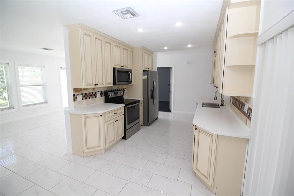 Building Photo - 160 SW 127th Ave