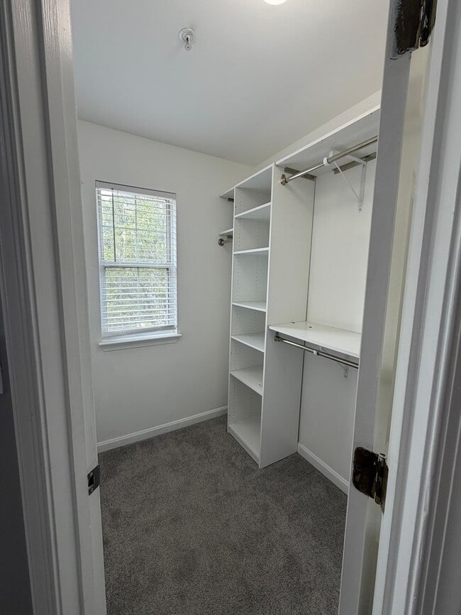 Building Photo - Beautiful Townhome in Seven Oaks!