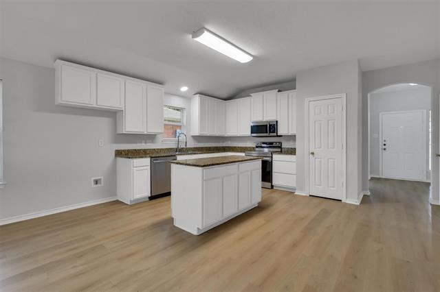 Building Photo - 712 Riverhead Dr