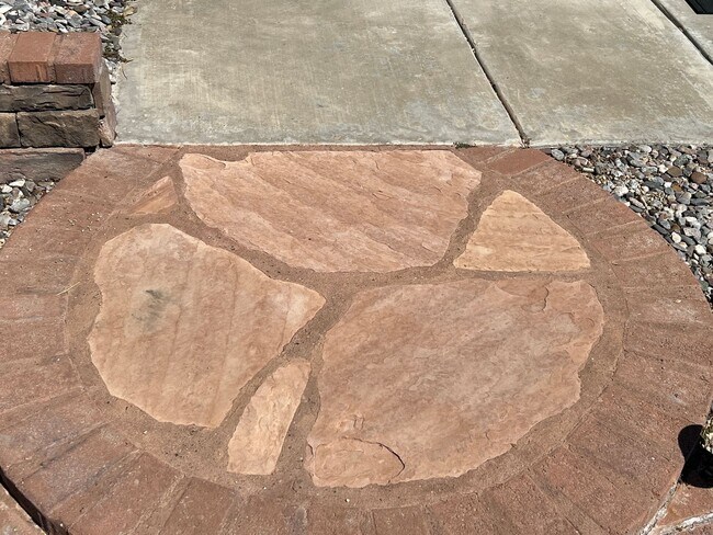 Building Photo - Exceptional Rental in Great Locale