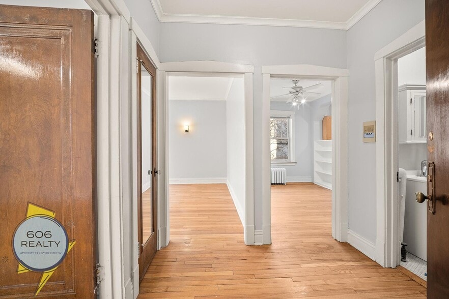 Building Photo - 827 W Wrightwood Ave