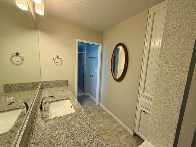 Building Photo - Single story home with vaulted ceilings!