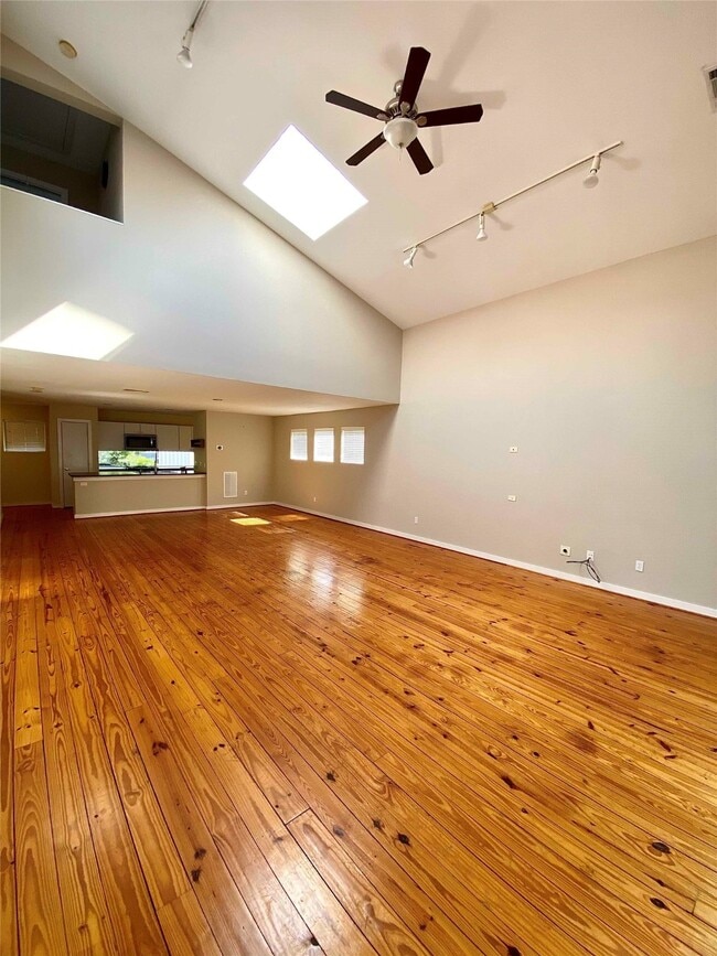 Building Photo - 823 Robin St