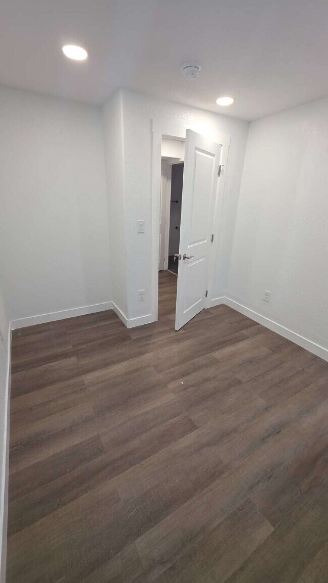 Building Photo - Lorson Ranch 5 bedroom Townhouse near military bases