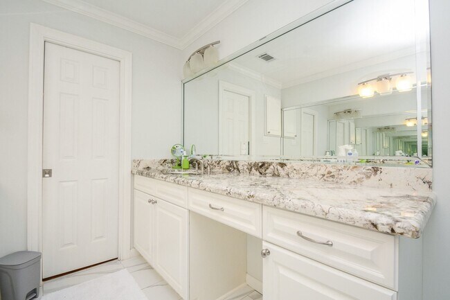 Building Photo - 9906 Cedardale Dr