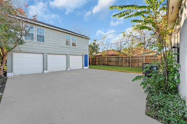 Building Photo - 1633 Fourcade St