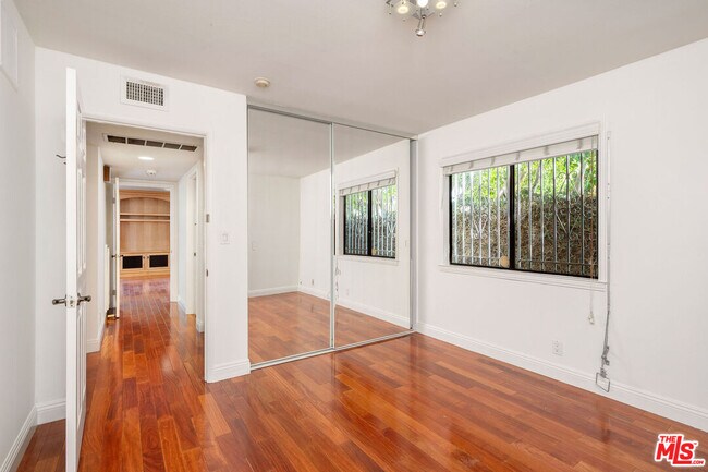 Building Photo - 13031 Magnolia Blvd