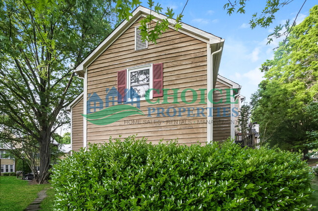 Building Photo - This cute as pie ground-floor condo is tuc...