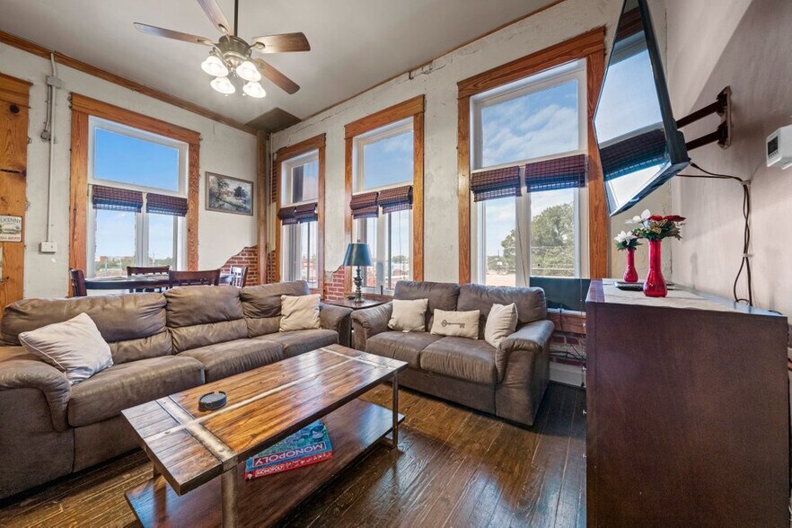 Window views in 128 - 202 E San Antonio St