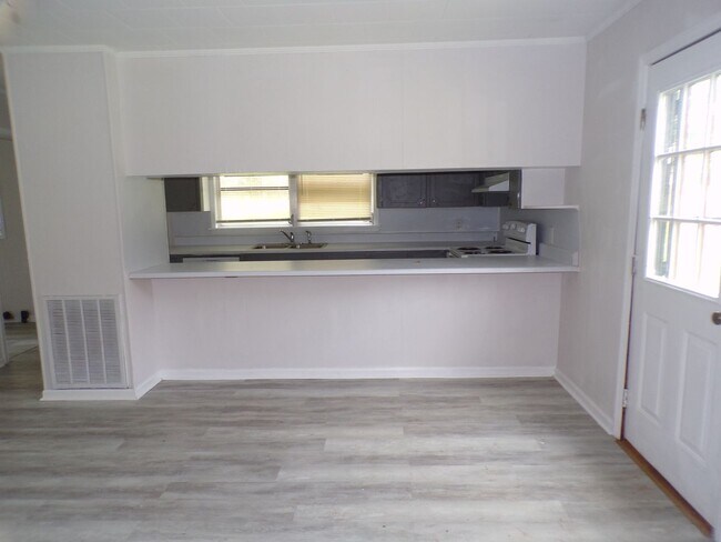 Building Photo - 104 Glenn St