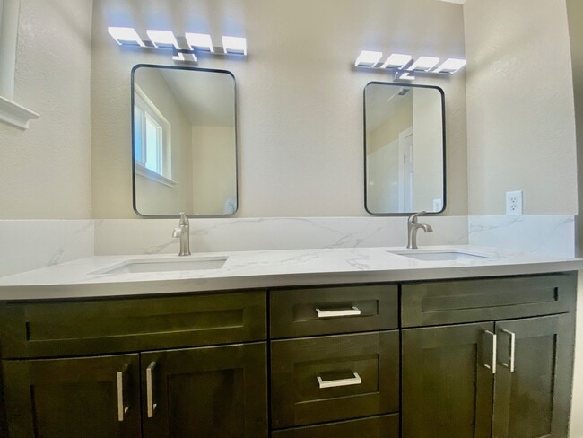 Building Photo - RECENTLY RENOVATED 4 BED, 2.5 BATH HOME ON CORNER LOT