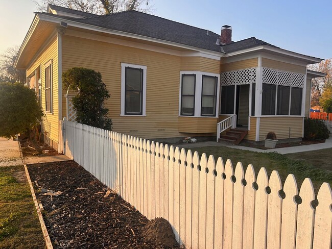 Building Photo - Cute home for rent in Lemoore!