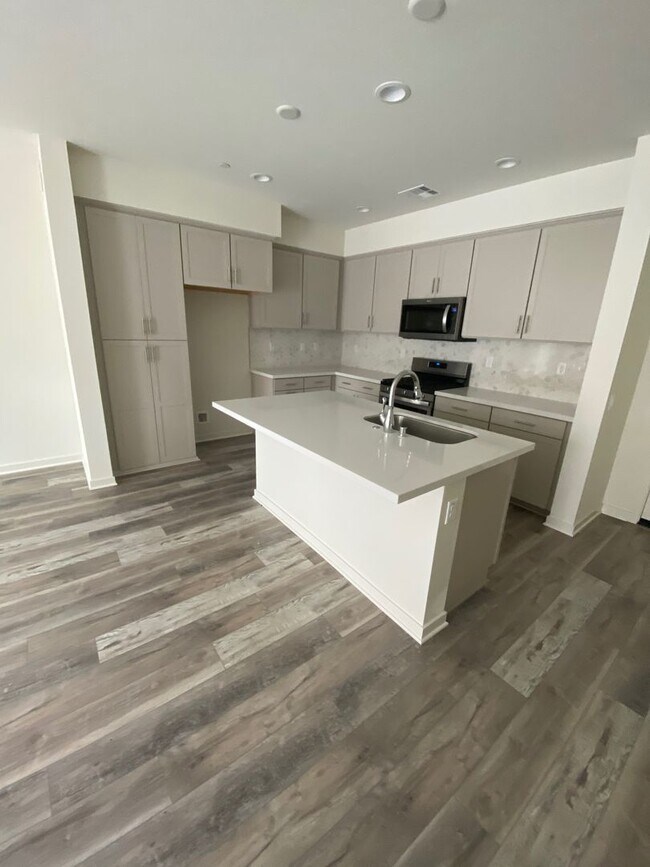 Building Photo - Beautiful 3 bed, 3 bath home in new community!