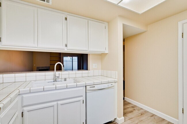 Building Photo - Cute One Bedroom Condo with Central AC and Heat.
