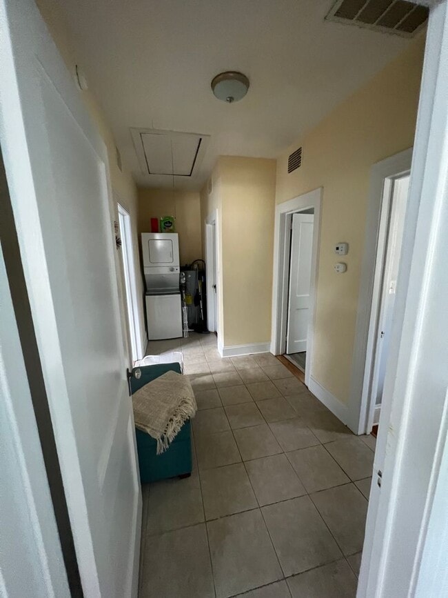 Building Photo - 2 bedroom Grid House for rent!