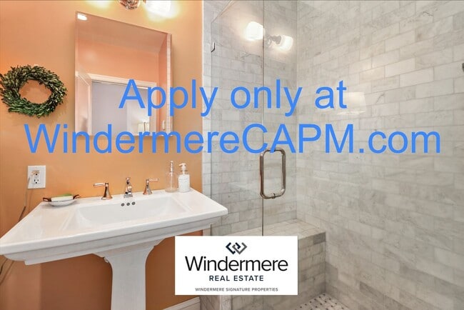 Building Photo - Stunning 5 Bed/3 Bath Home in Highly Desirable Fab Forties of East Sacramento!