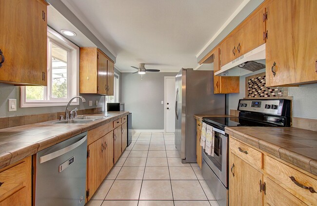 Building Photo - Welcome to this Beautifully Remodeled Ranc...