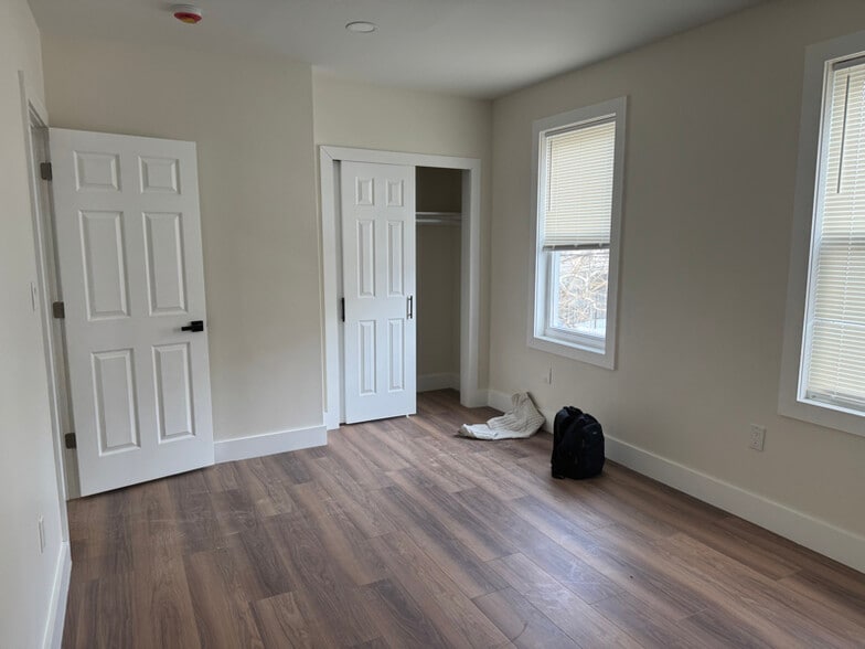 Building Photo - 445 S 17th St