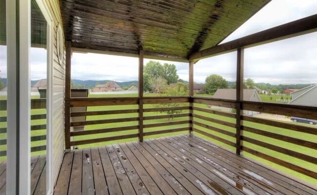 Building Photo - Beautiful Home on 1 acre lot in Milton