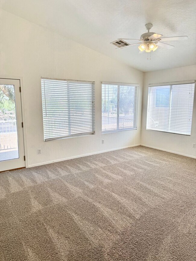 Building Photo - 4 Bedroom 3 Bathroom Home in Surprise! Has Loft & Additional Office/Den!