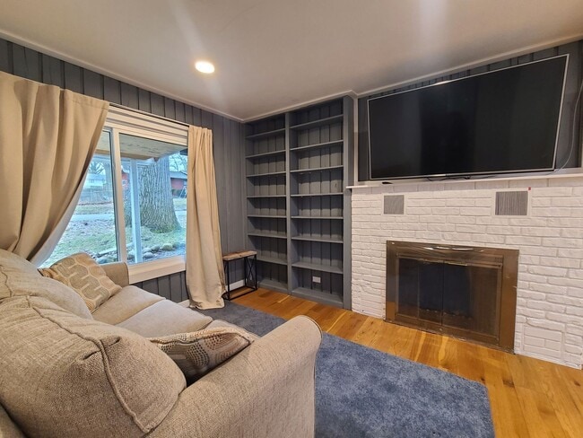 Building Photo - Charming Two Bedroom Ranch in Coloma