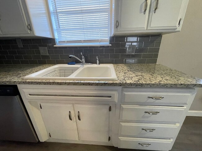 Building Photo - 2 Bed Duplex OKC- Move in Deposit-Free! (If Qualified)