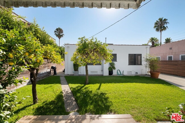 Building Photo - 813 N Orange Grove Ave