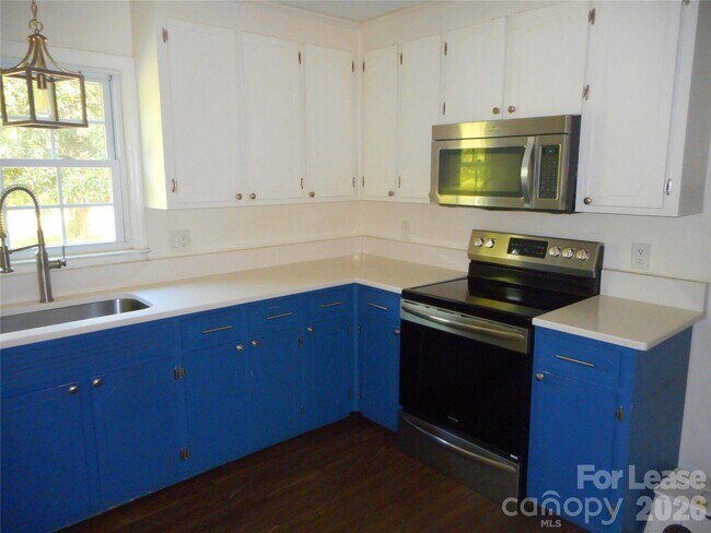 Building Photo - 733 Catawba Cir N