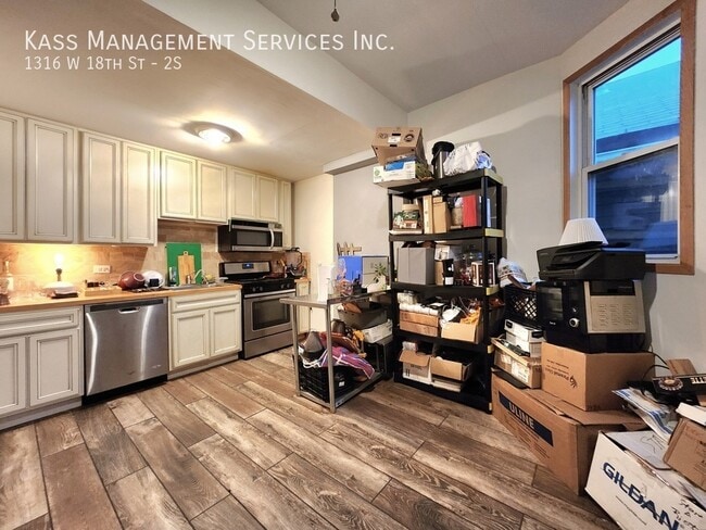 Building Photo - Recently Rehabbed Cozy Pilsen 2 bedroom Unit