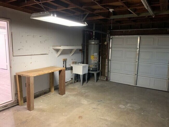 Building Photo - FANTASTIC 4BD 2BA HOUSE FOR LEASE ON CUL D...