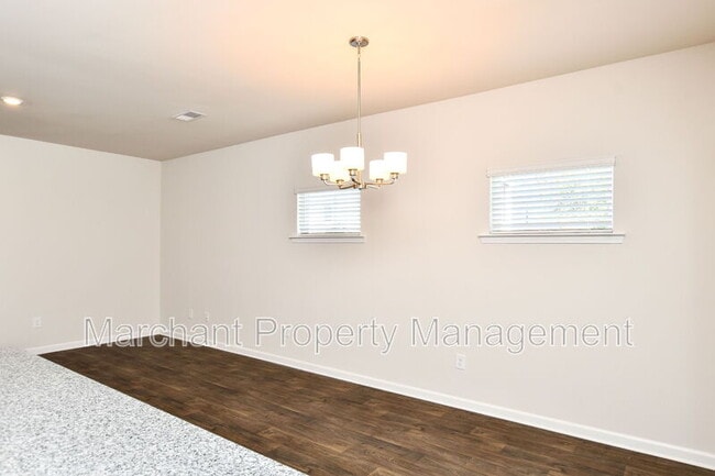 Building Photo - 27 English Ct