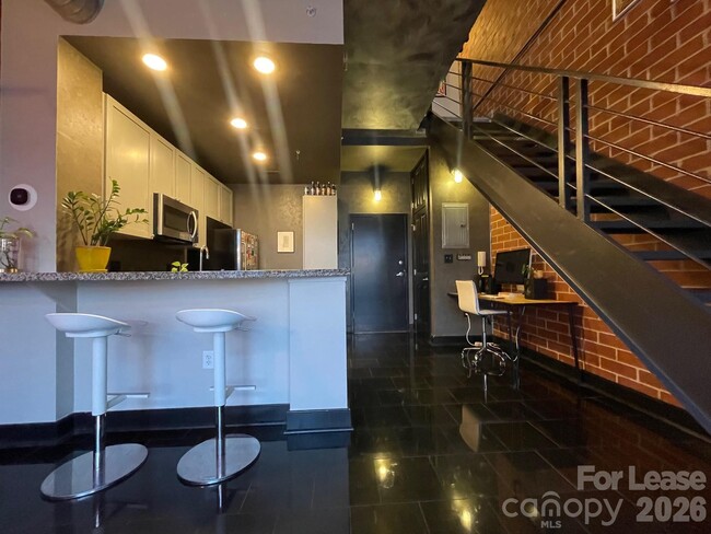 Building Photo - 710 W Trade St