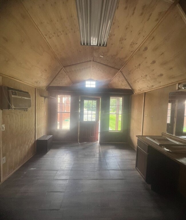 Building Photo - Newly Renovated! - $1,295 Month / $1,900 Down