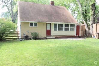 Building Photo - Very Cute 3 bedroom just 7 Minutes to Twin...