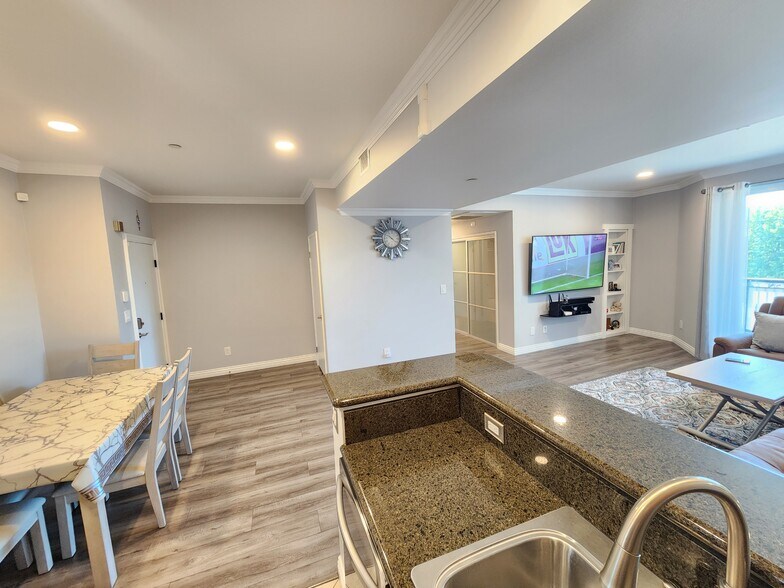 Building Photo - 13941 Sherman Way