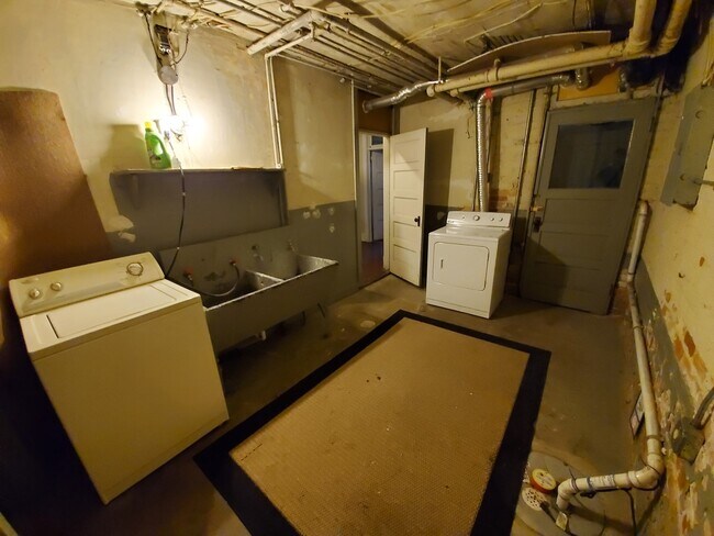 Building Photo - AVAILABLE NOW - Spread out in 3 level living!