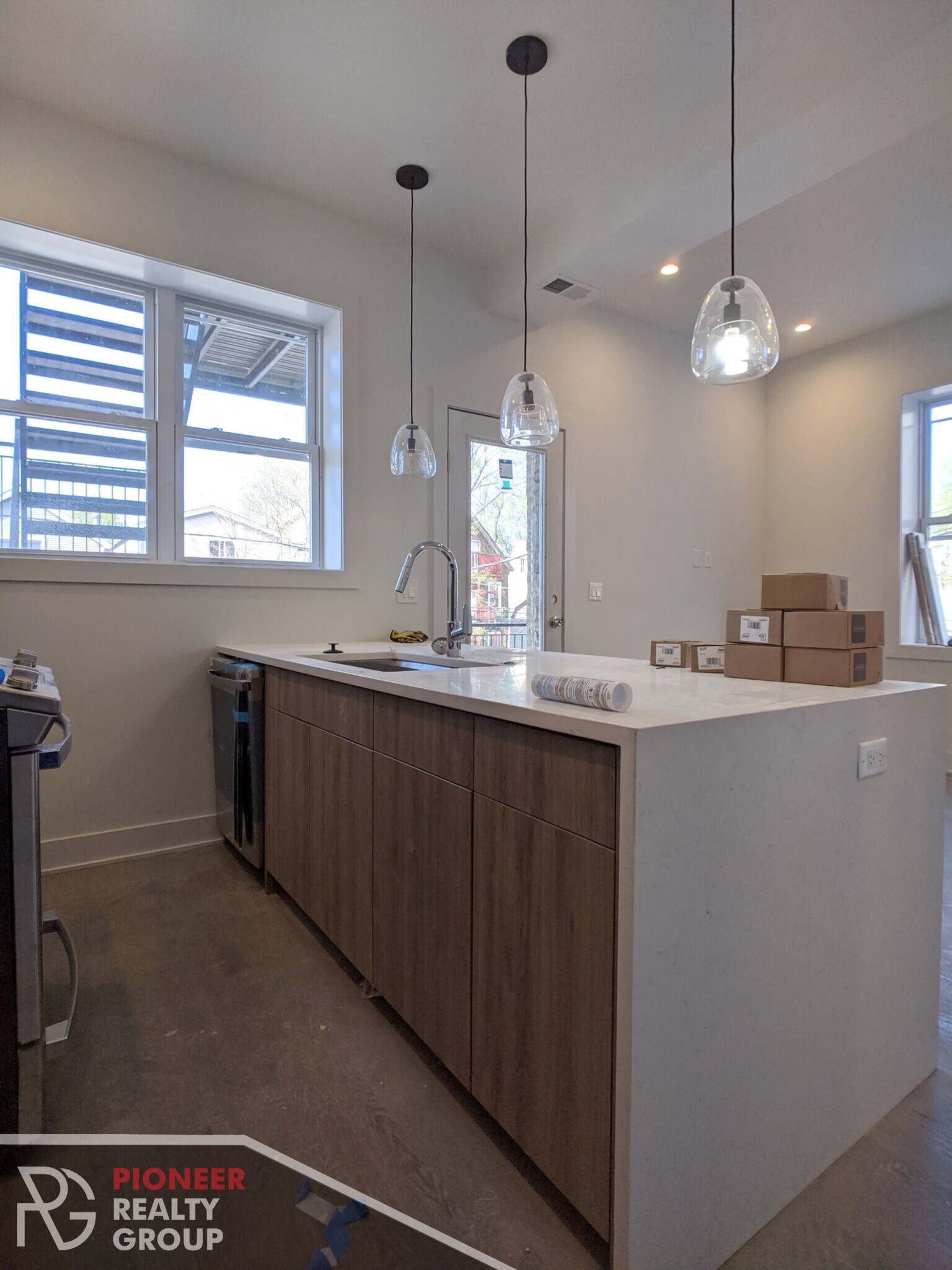 Building Photo - 2121 W Belmont Ave