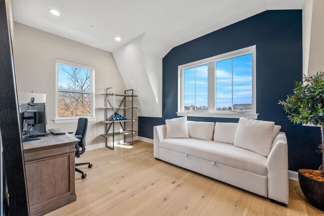 Building Photo - 330 Wright St