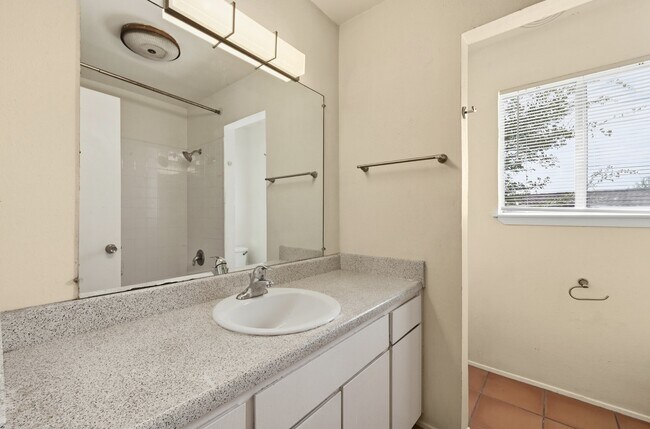 Building Photo - 807 Castle Ridge Rd